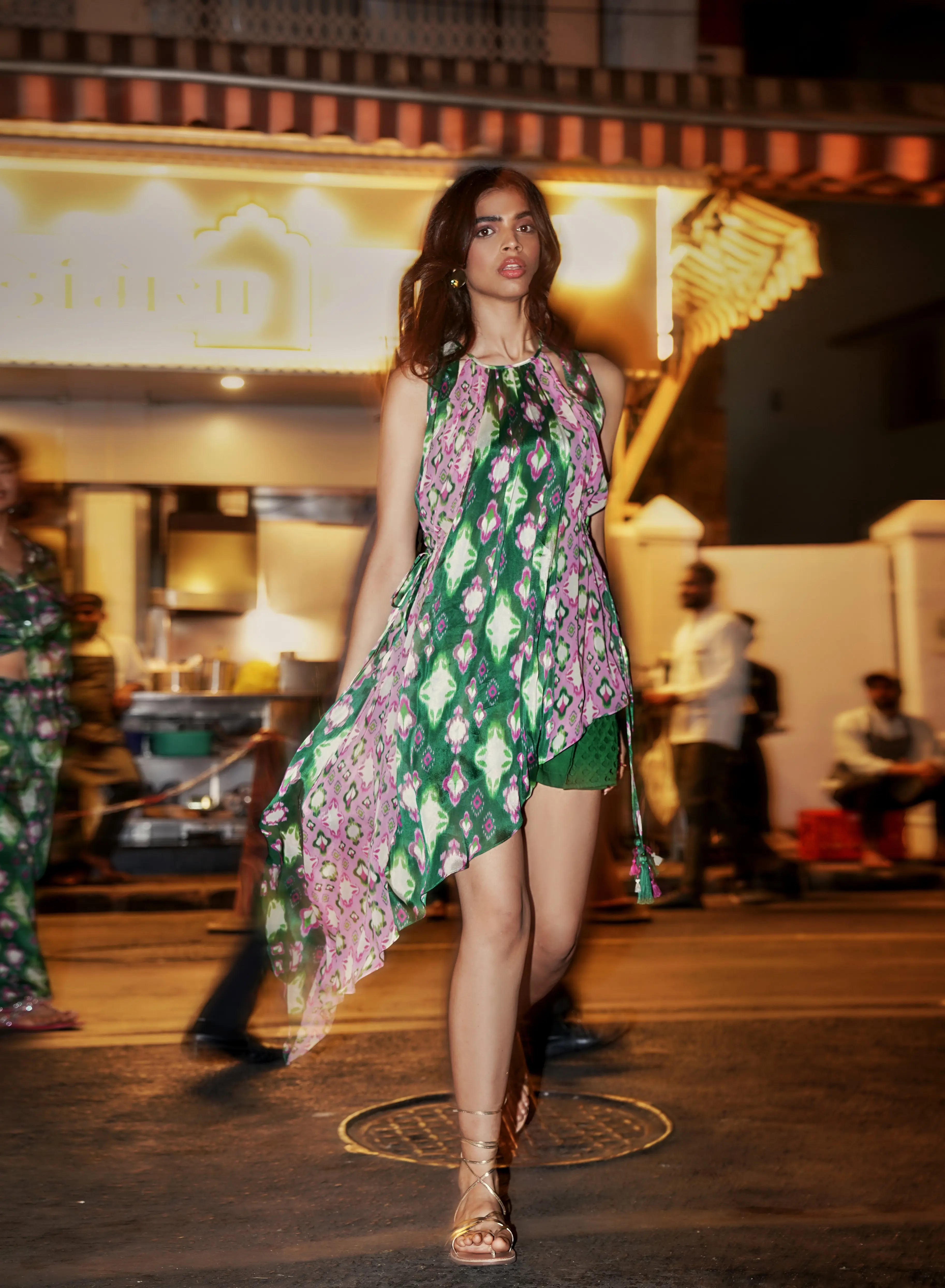 CAFE GREEN HALF APRON SHORTS