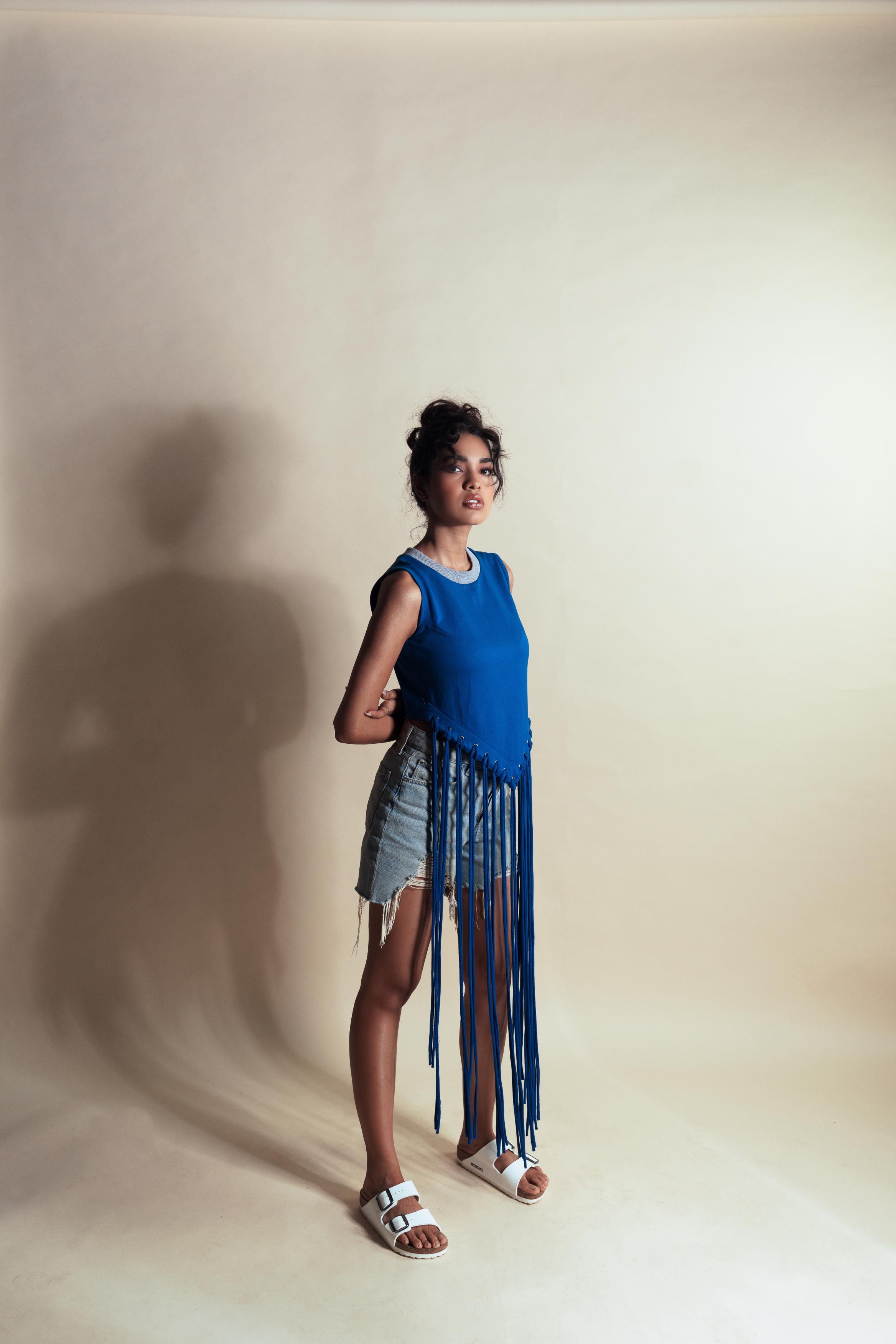 CAFE BLUE TASSEL CROP TEE