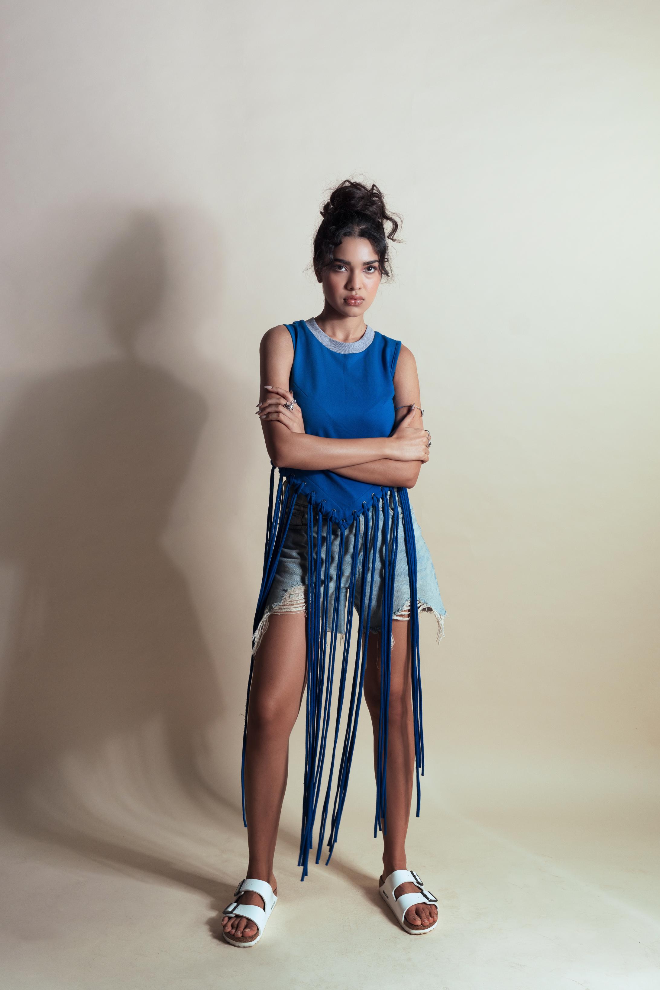 CAFE BLUE TASSEL CROP TEE