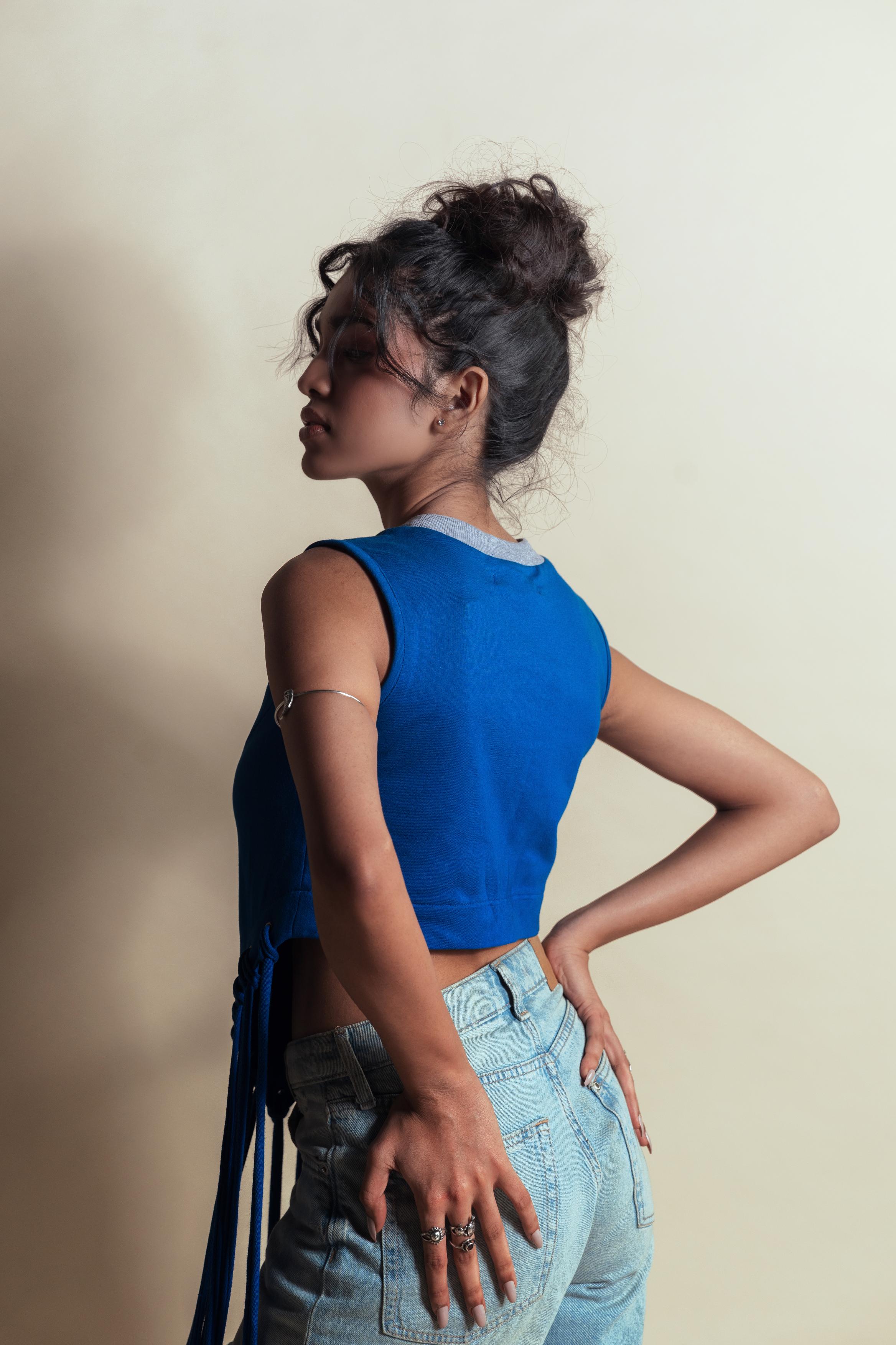 CAFE BLUE TASSEL CROP TEE