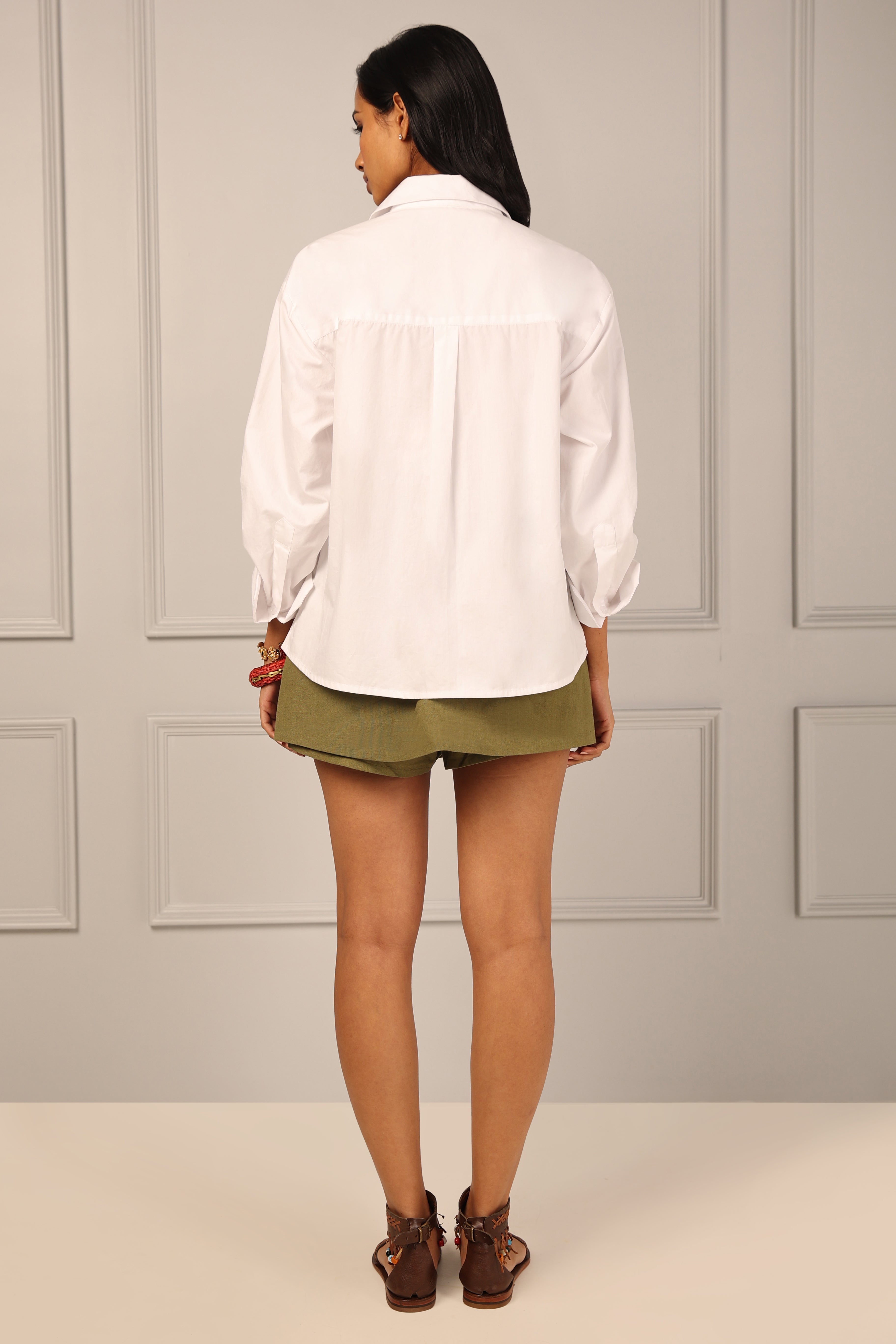 Women wear White Ruched Shirt